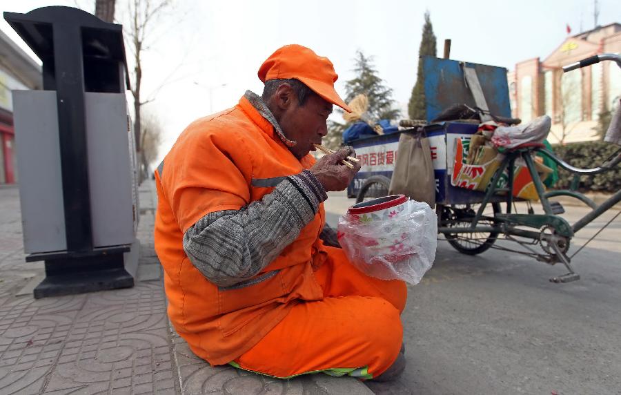 輸送帶廠家：暖心！老人高溫下賣(mài)菜城管買(mǎi)下送環(huán)衛(wèi)工